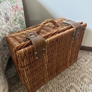 Vintage Style Wicker Picnic Basket with Faux Leather Straps